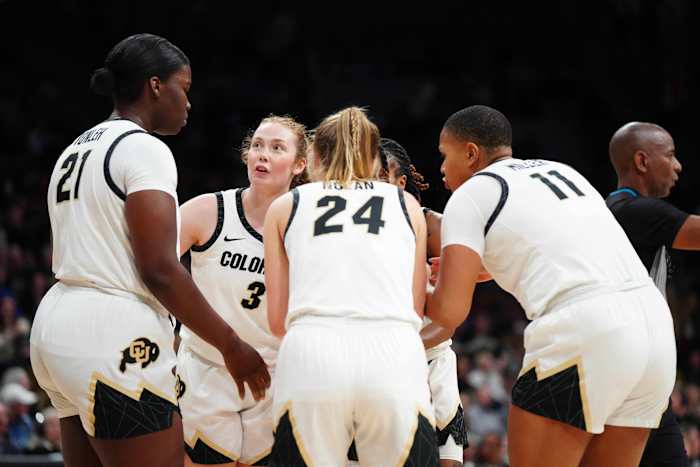 Colorado Buffaloes center Aaronette Vonleh (21) and guard Frida Formann (3) and guard Maddie Nolan (24) and guard Jaylyn Sherrod (00) and forward Quay Miller (11) huddle n the first quarter against the Oregon Ducks at CU Events Center